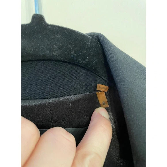 Tahari | Women's Black Blazer Two Button Jacket Lightweight Size 6 - Picture 3 of 6